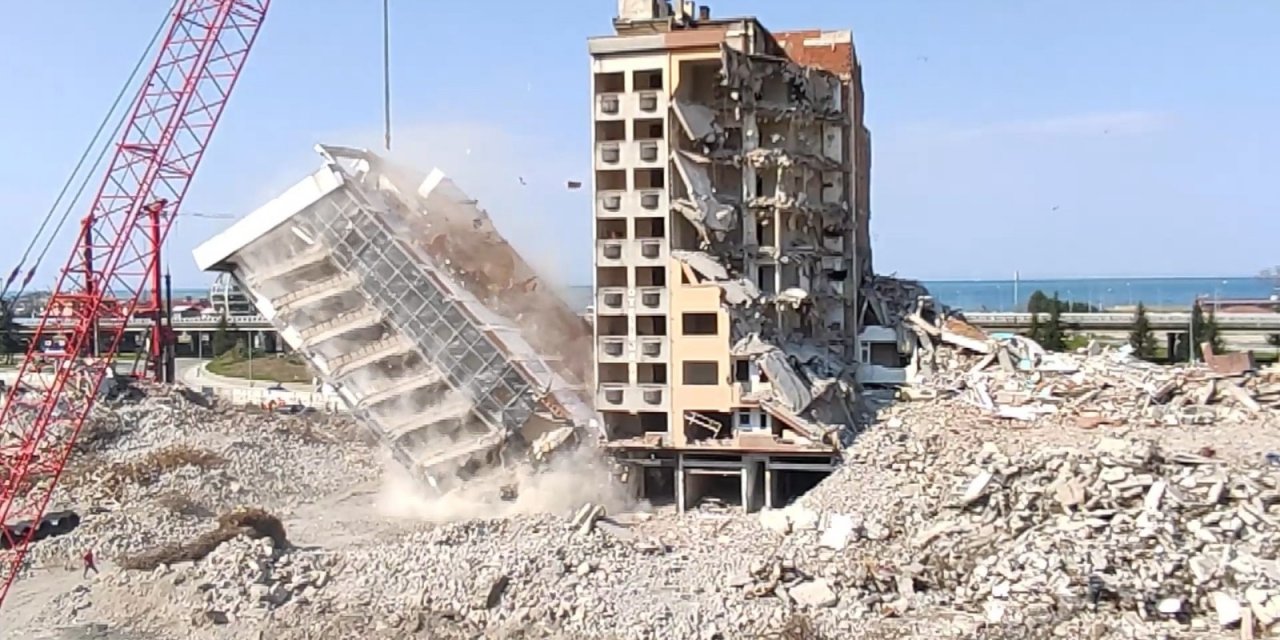 Yıkılan Binanın Altında Kalmaktan Son Anda Kurtuldu