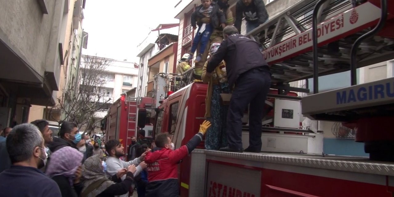 Esenyurt’ta 5 Katlı Binanın Bodrum Katında Yangın Çıktı