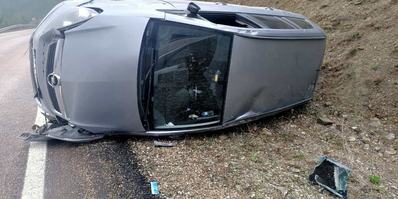 Yoldan Çıkan Otomobil Devrildi
