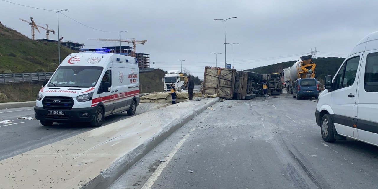 Kağıthane’de Hafriyat Yüklü Kamyon Devrildi, Molozlar Yola Saçıldı