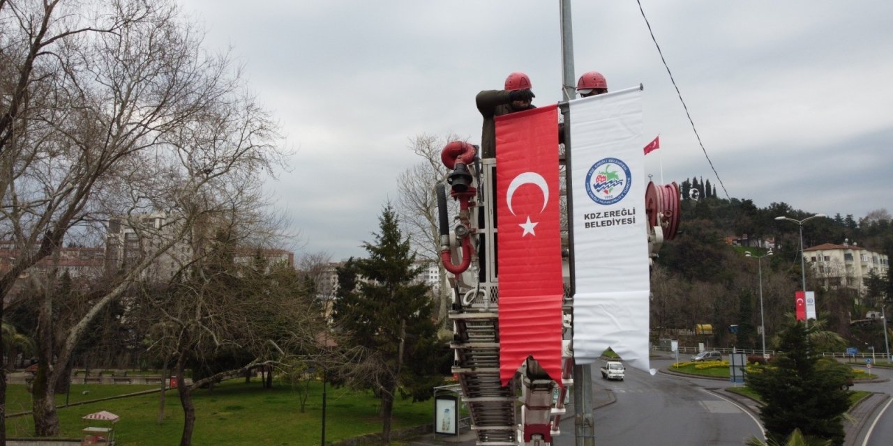 Aydınlatma Direkleri Bayraklarla Donatıldı