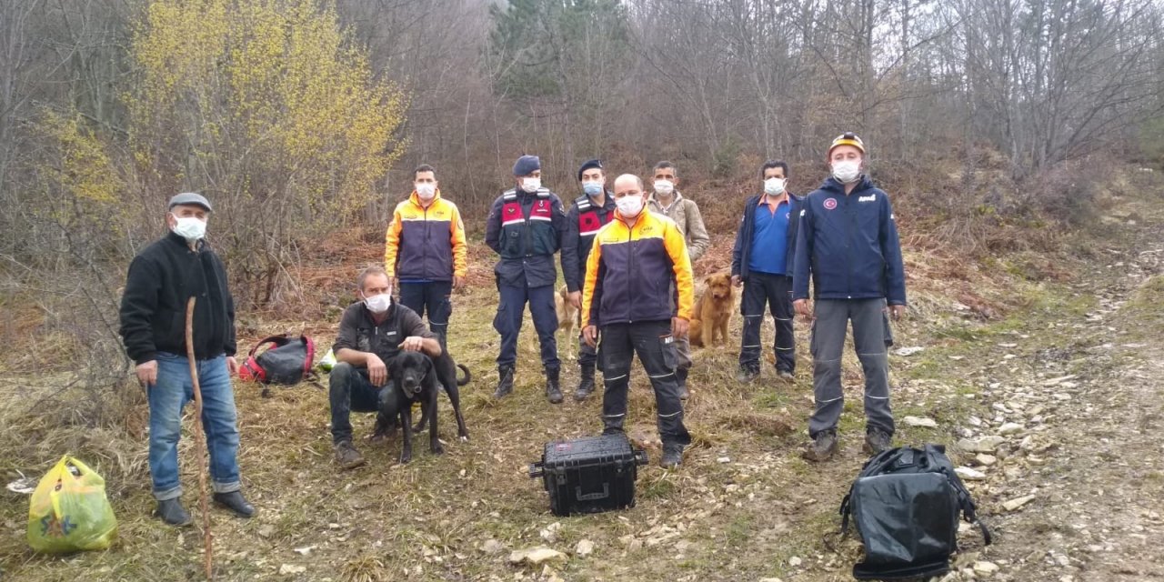 Tilki Kovalarken Uçurumda Mahsur Kalan Köpek Kurtarıldı