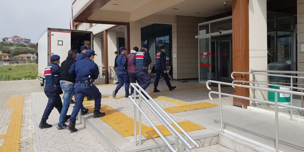 İ̇zmir’de Kaçak Göçmen Operasyonunda 3 Tutuklama