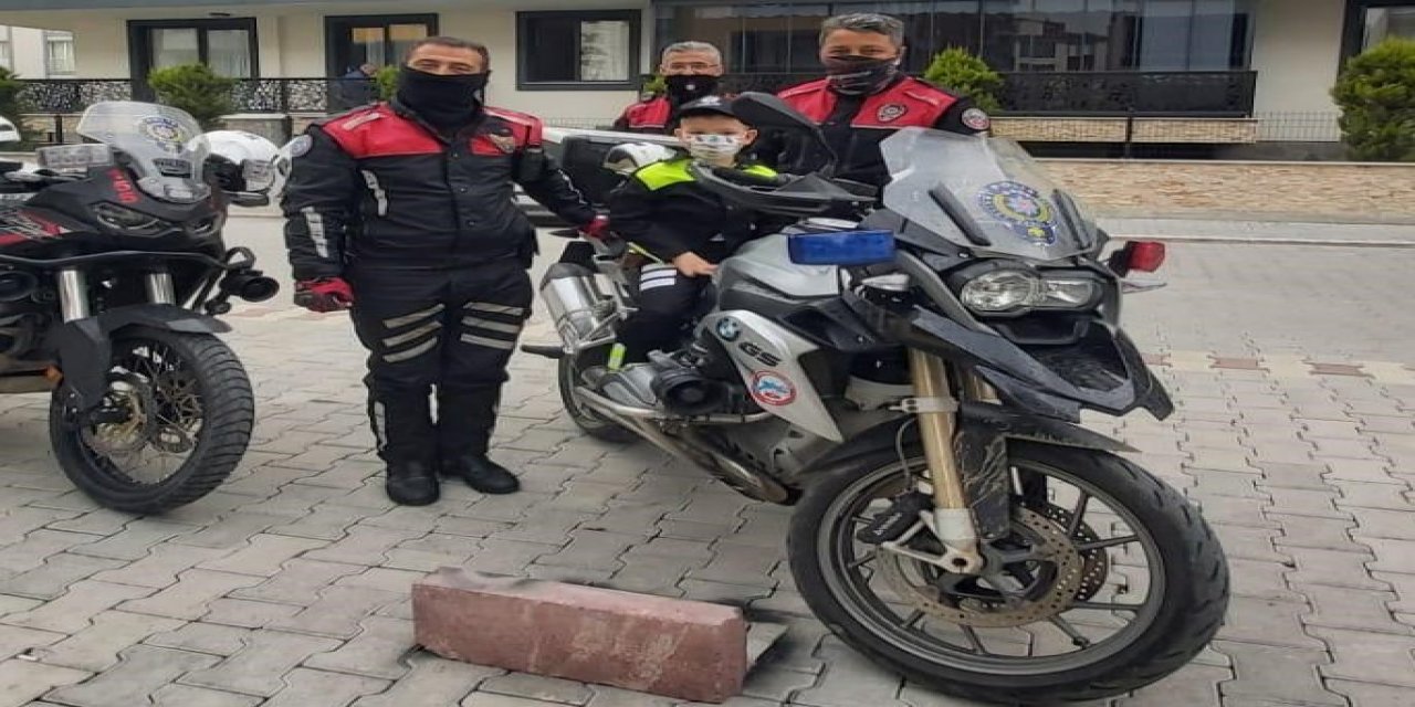 Sokağa Çıkma Kısıtlamasında Polis Amcaları Doğum Gününü Unutmadı