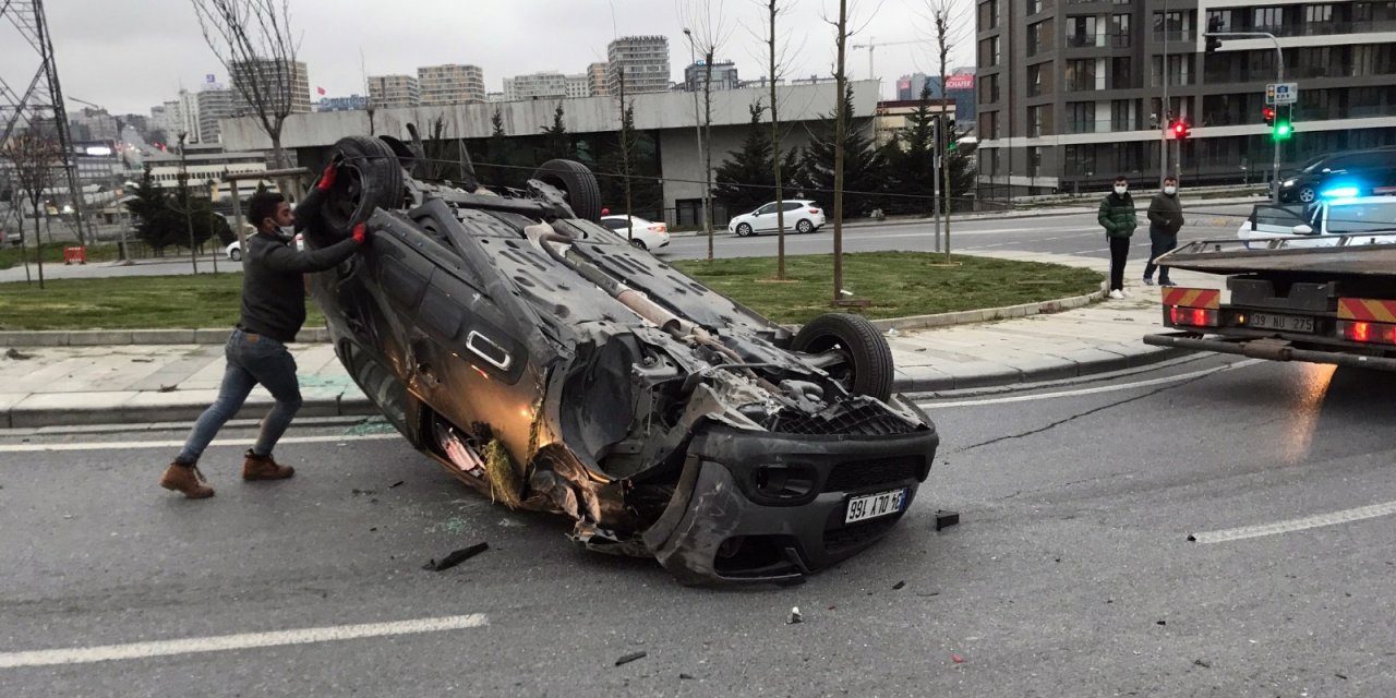 Küçükçekmece’de Bir Araç Takla Attı, Sürücü Ve Yolcu Kaza Yerinden Kaçtı