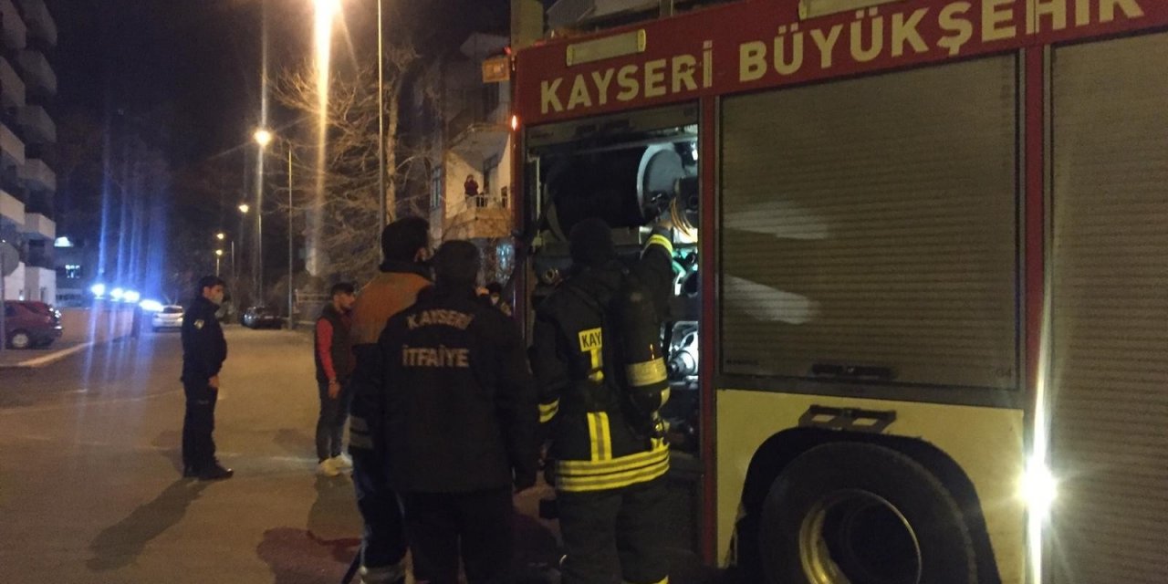 Bina Boşluğundaki Yangın Ekipleri Harekete Geçirdi
