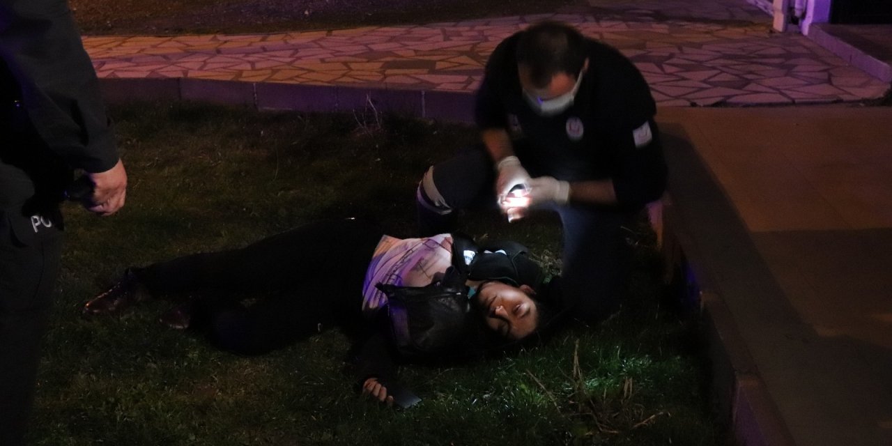 Kumar Oynarken Basılan Kadın 2. Kattan Atlayıp Yaralandı...eşi Elbiselerini Parçaladı