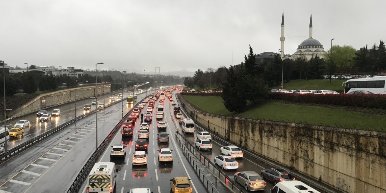Hafta sonu kısıtlaması bitti! İstanbul trafiği felç oldu