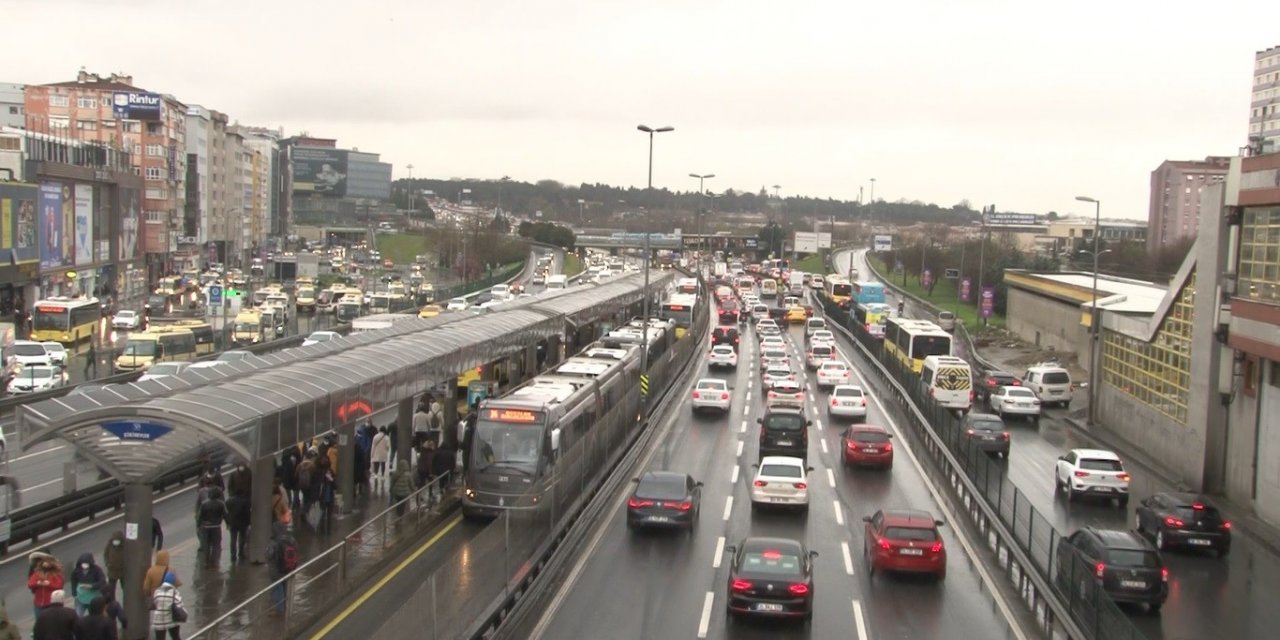 İ̇stanbul’da Kısıtlama Bitti, Trafik Yoğunluğu Yüzde 75’i Aştı