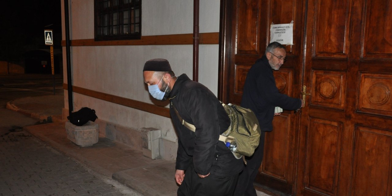 Namaz Kılmak İçin Girdiği Camide Mahsur Kaldı
