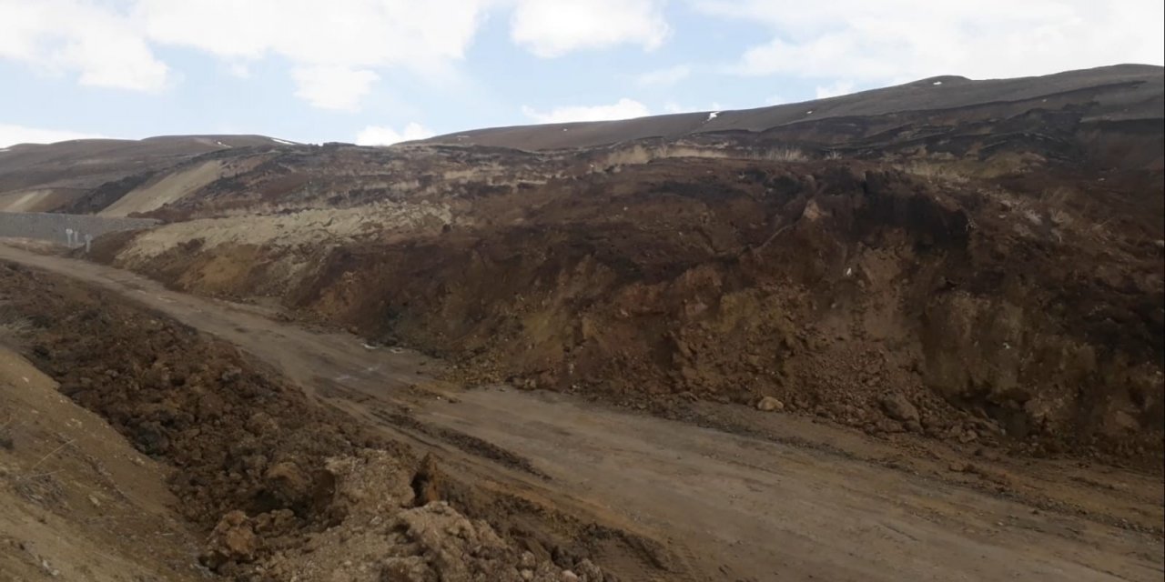 Erzurum-tekman Karayolunda Yaşanan Heyelan Ulaşımı Aksatıyor