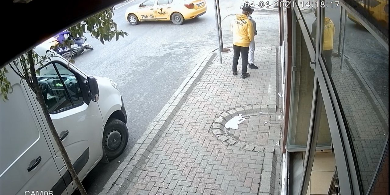 İ̇stanbul’da Feci Kaza: Motosikletli Taksinin Altına Girdi