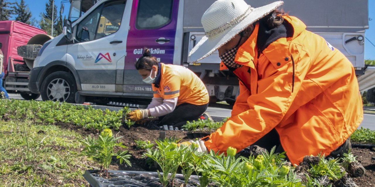Mersin’in Dört Bir Yanı Çiçeklerle Donatılıyor