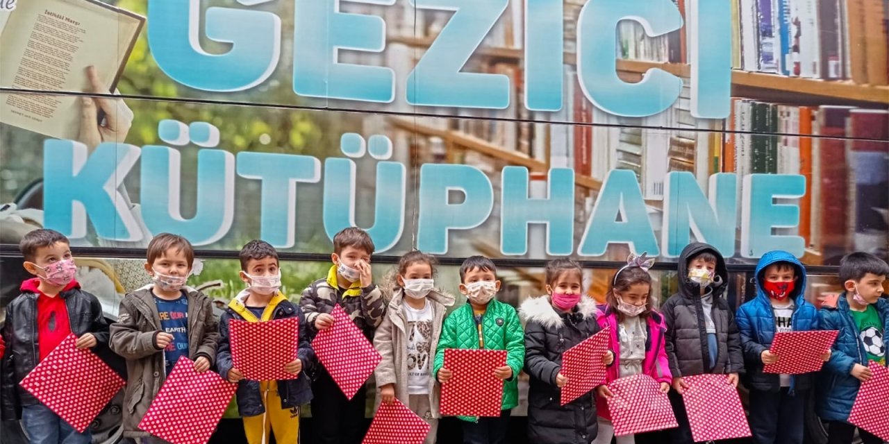 Gezici Kütüphane Miniklerle Buluştu