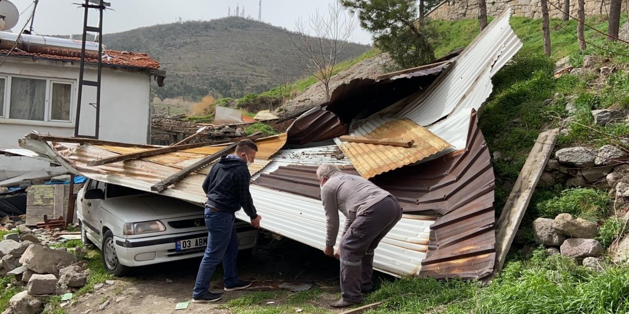 Belediyenin Yıkmadığı Metruk Binanın Çatısı Otomobilin Üzerine Uçtu