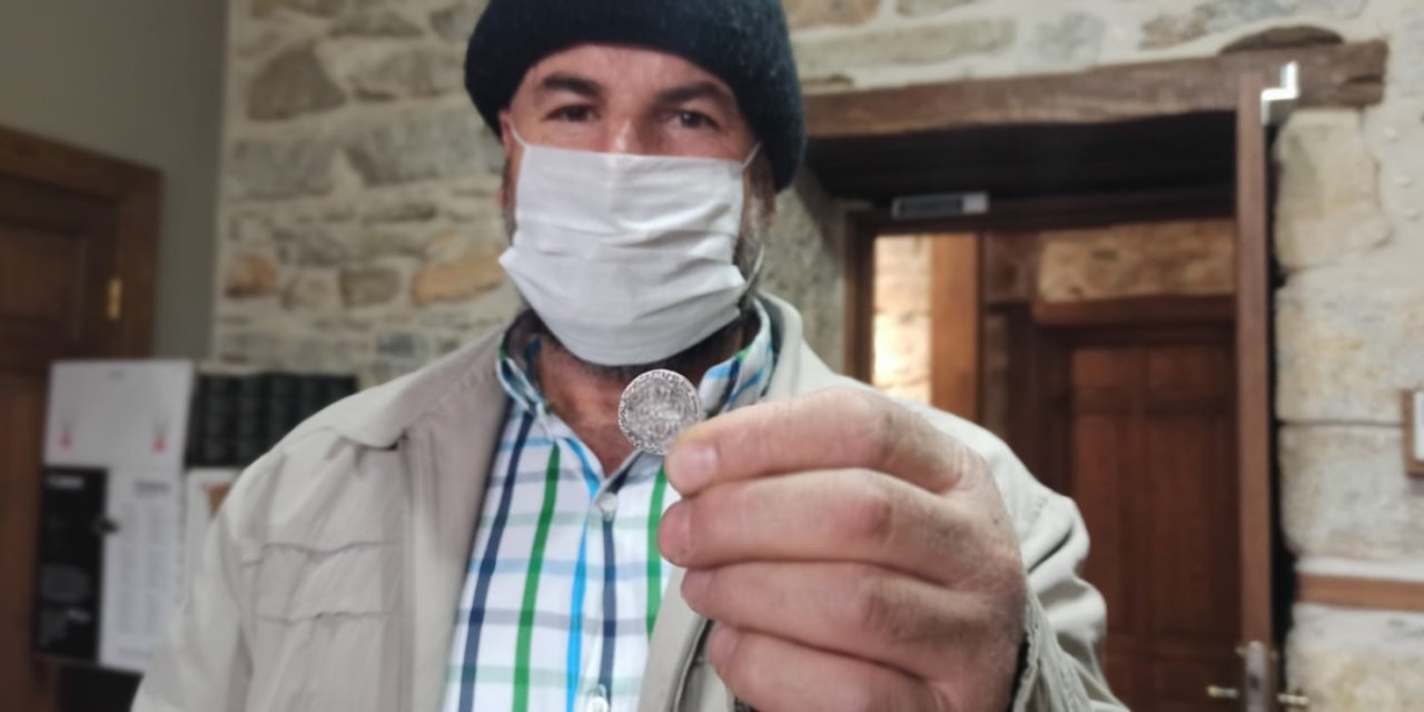 Tarla Sürerken Bulduğu Sikke Ve Sadaka Taşını Müzeye Bağışladı