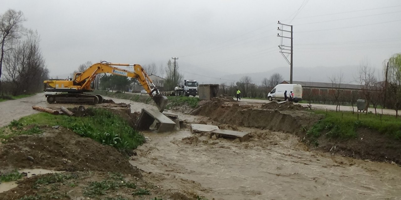 Deredeki Sular Taştı, Yollar Kapandı...bir Çok Arazi Sular Altında Kaldı