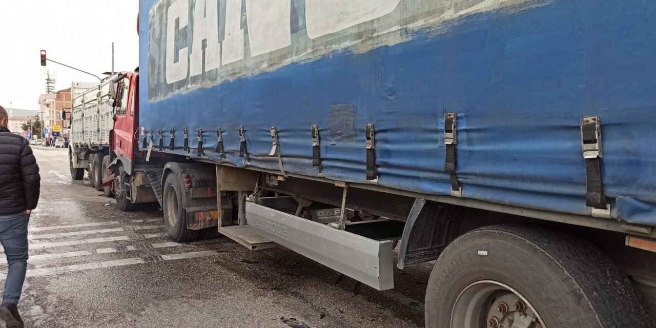 Freni Boşalan Tır Kontrolden Çıkıp Yol Kenarındaki Kamyona Çarptı