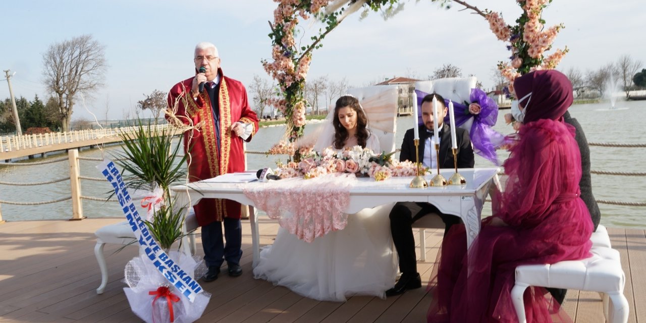 Korona Virüsü Yenen Başkan İlk Nikahını Kıydı