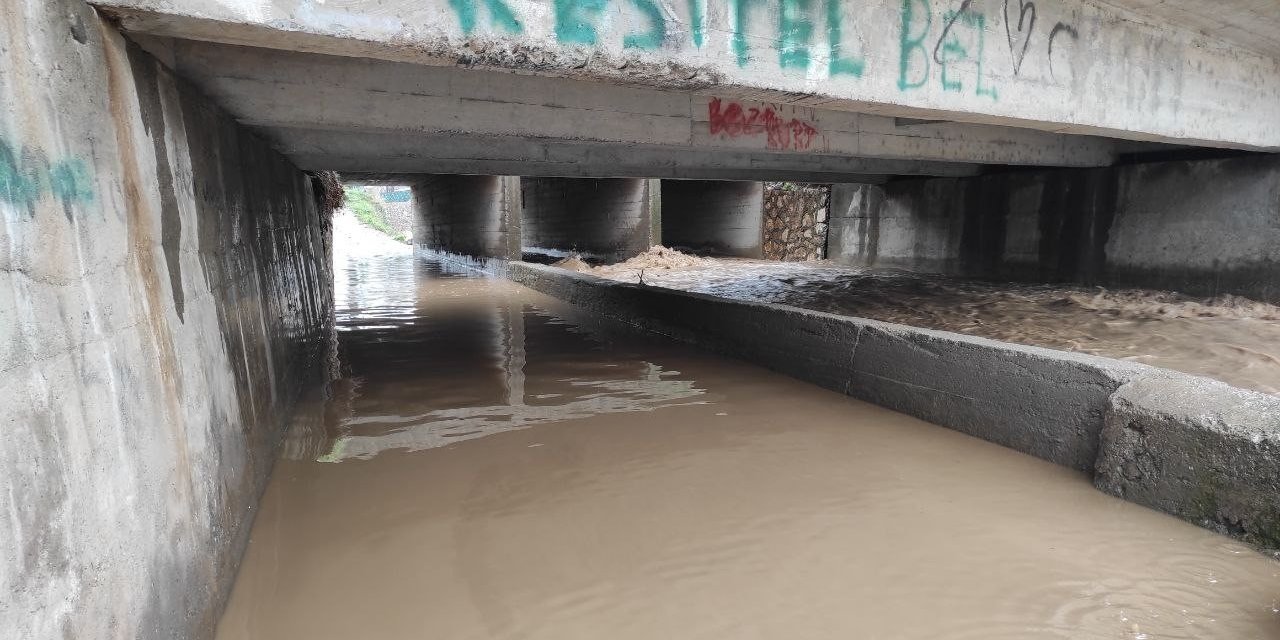 Mandıras Deresi Taştı. Alt Geçit Sular Altında Kaldı.