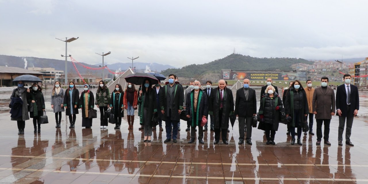 Karabük’te ‘avukatlar Günü’nde Çelenk Sunumu Yapıldı