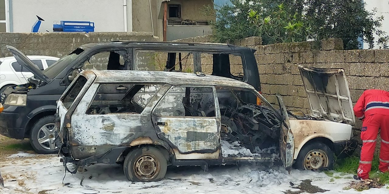 Park Halindeki Otomobil İle Ticari Araç Yandı