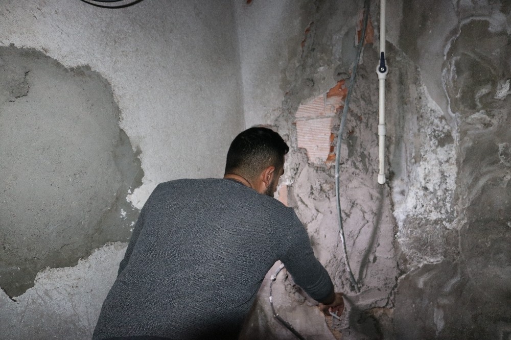 Duvarı delip iş yerine girdiler, 60 bin liralık elektronik cihazları çalıp kayıplara karıştılar