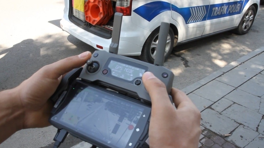 Seyir halinde cep telefonuyla konuşan sürücüler droneye yakalandı
