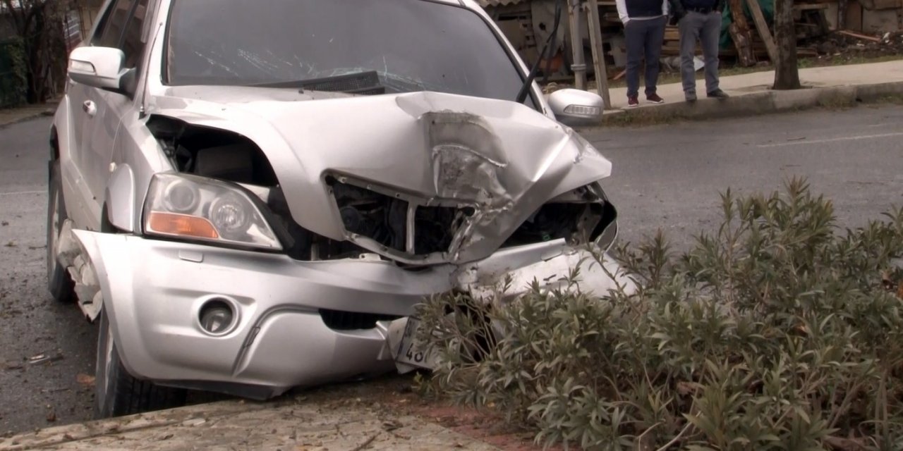 Arnavutköy’de Kontrolden Çıkan Cip Refüjdeki Ağaca Çarptı
