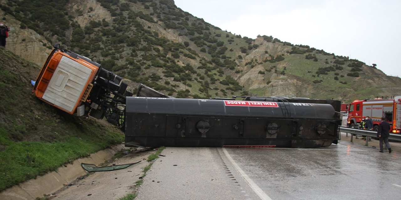 Manisa’da Zift Yüklü Tanker Yan Yattı: 1 Ölü, 1 Yaralı