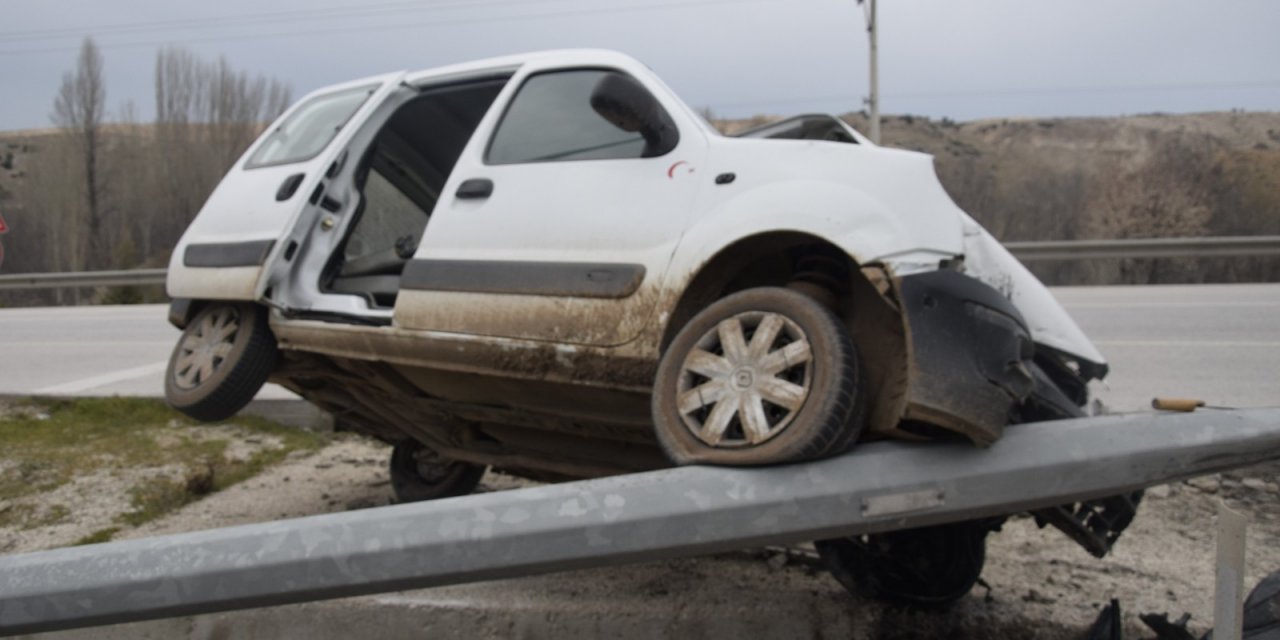 Burdur’da Otomobil Direğe Çarptı: 1’i Çocuk 3 Yaralı