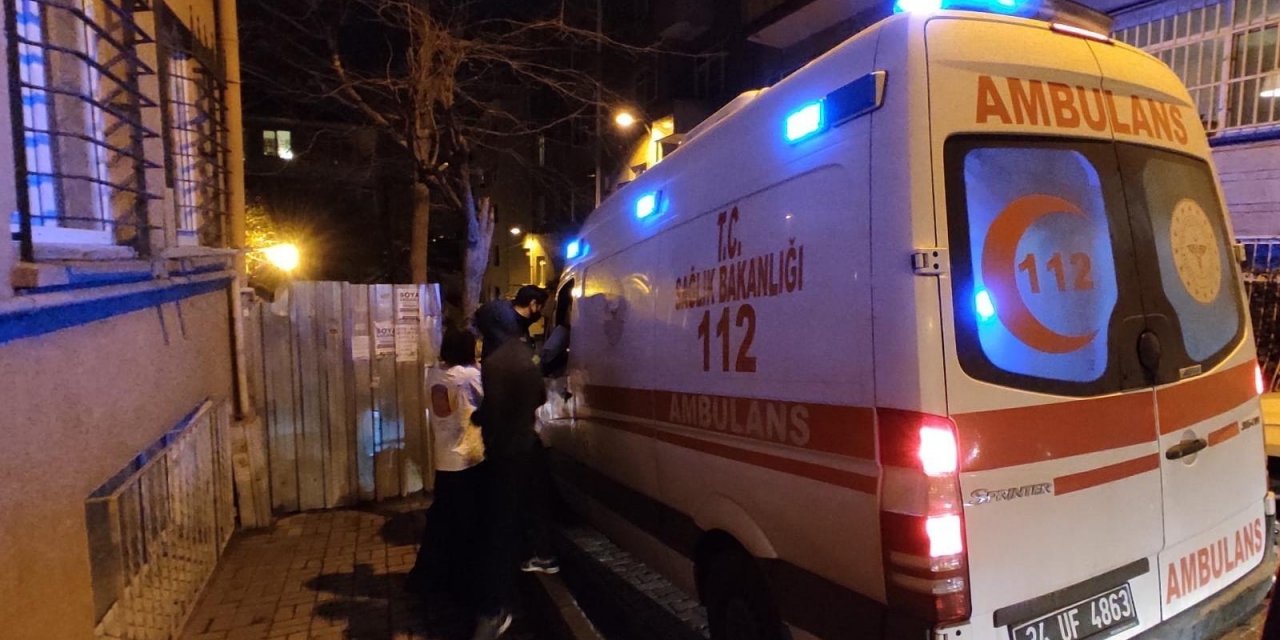 Cinnet Geçiren Genç Kendini Bıçakla Yaraladı