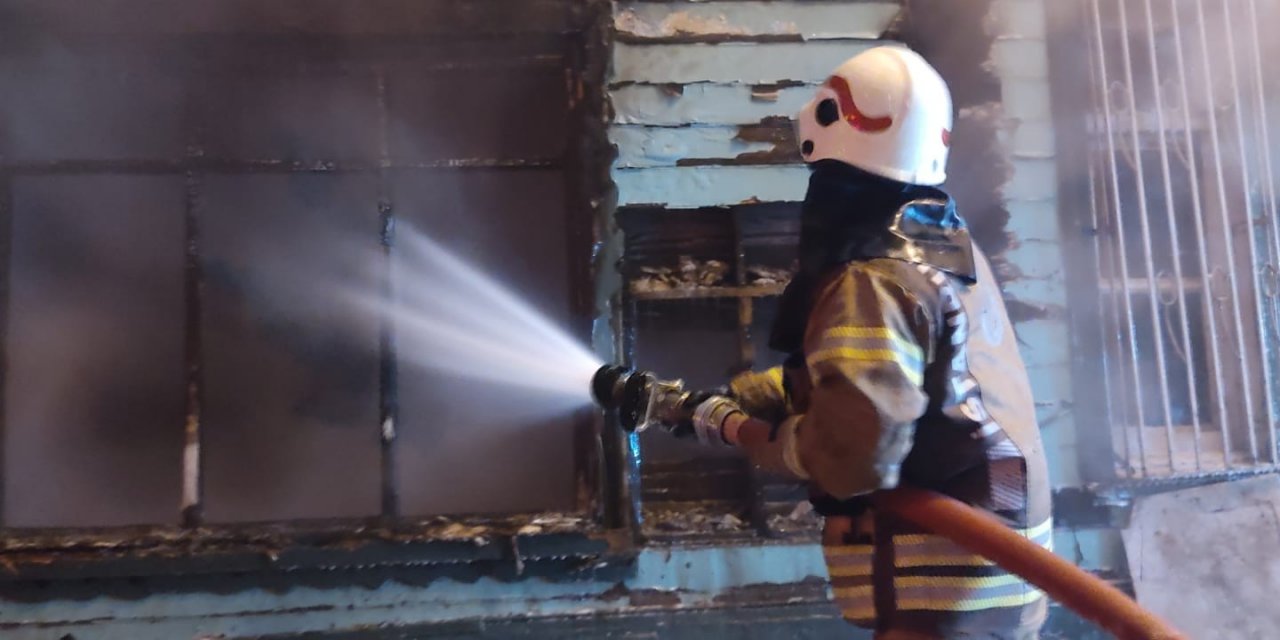 İ̇ki Katlı Ahşap Bina Yanarak Kül Oldu: 1 Yaralı