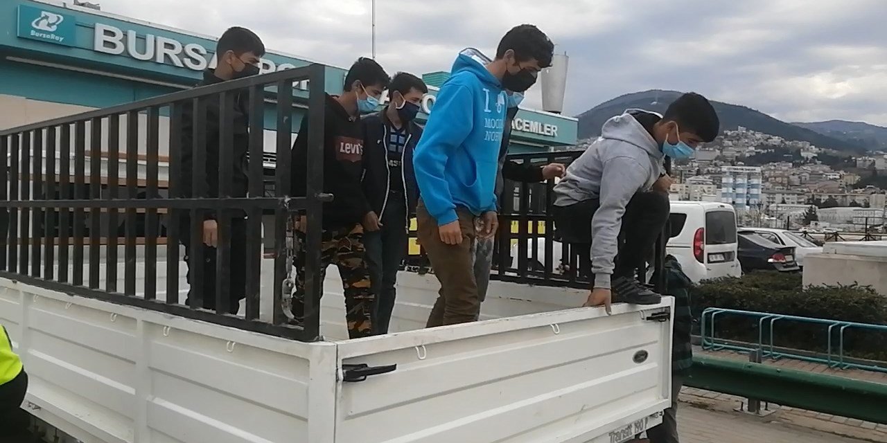 Kısıtlamada Yakalanan 8 Kaçak Göçmen, Düğüne Gidiyormuş