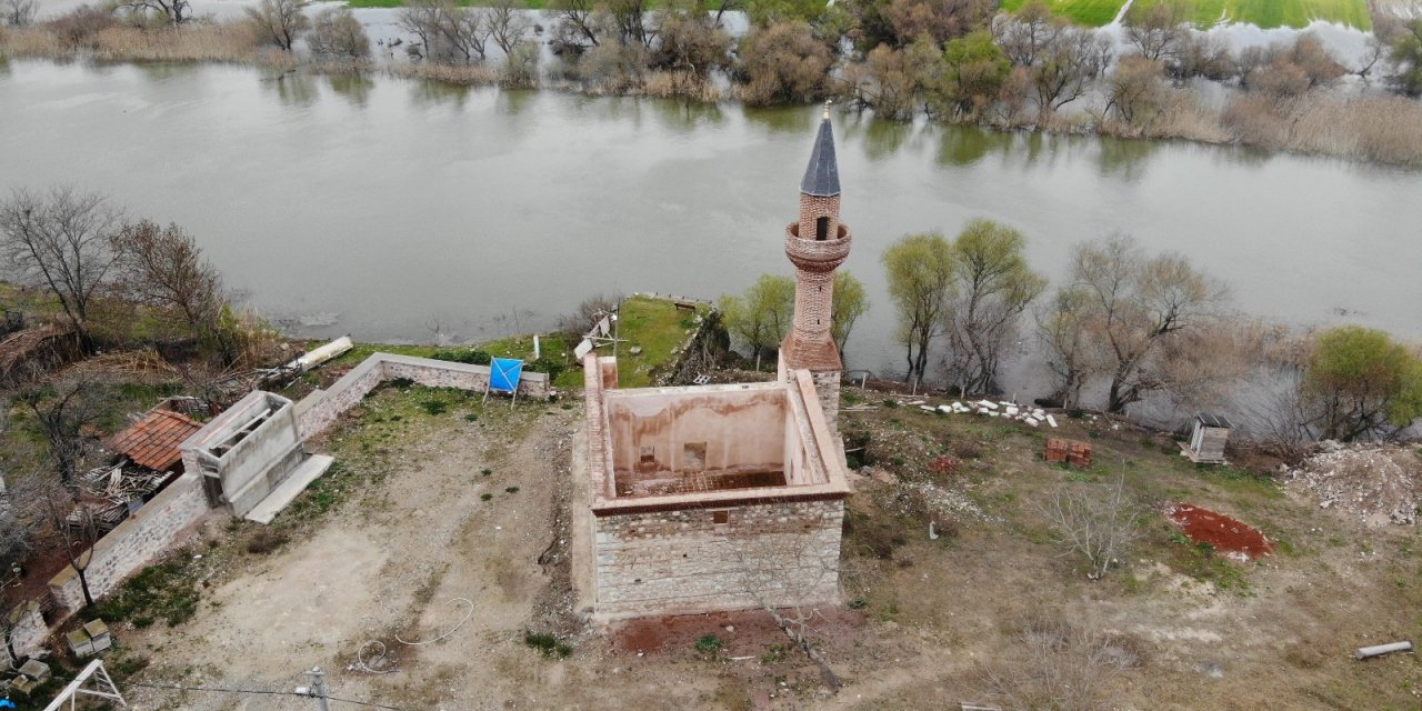 613 Yıllık Caminin Minaresi Böyle Yıkıldı...yeni Caminin Duvarı Var Çatısı Yok