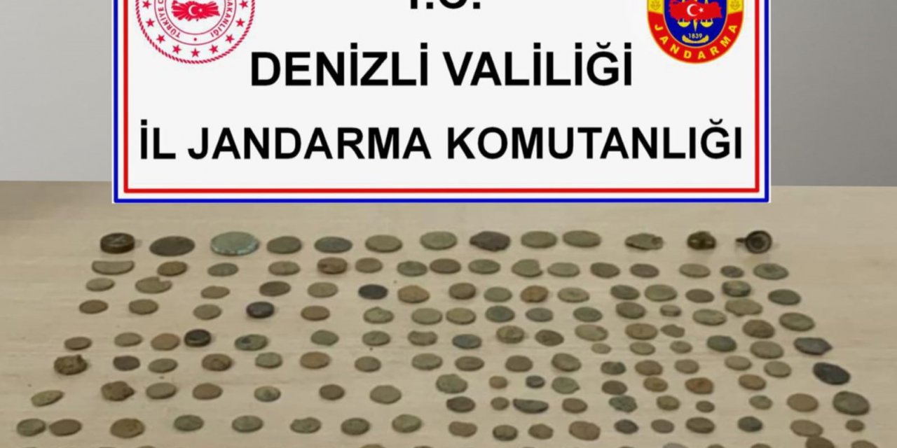 Kaçakçılardan Farklı Dönemlere Ait Çok Sayıda Malzeme Çıktı