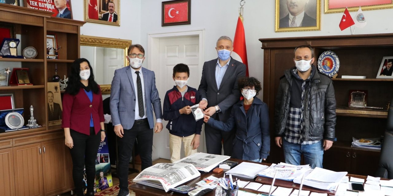 Otizmli Öğrencilerden Başkan Biçer’e Maske Sürprizi
