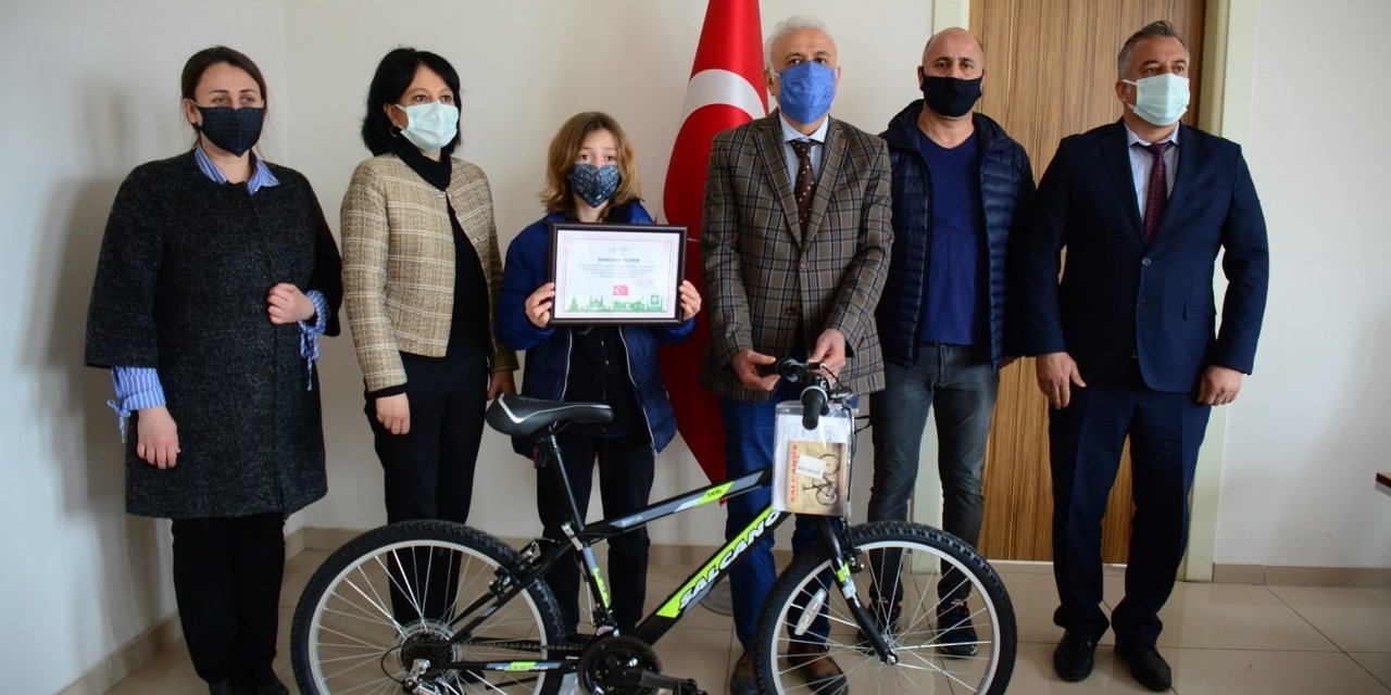 Resim Yarışmasında Dereceye Giren Öğrencilere Ödülleri Verildi