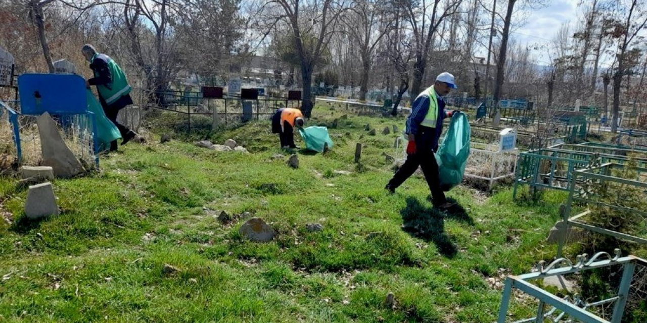 Van’daki Mezarlıklarda Bahar Temizliği