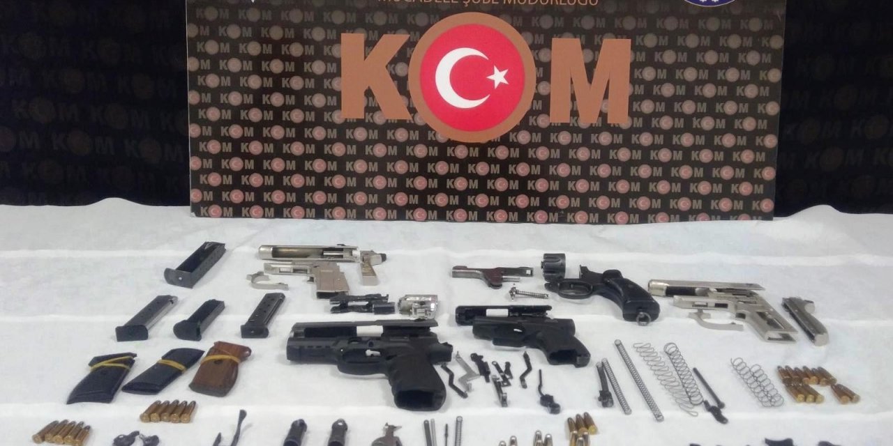 Kütahya’da Çok Sayıda Kaçak Silah Malzemesi Ele Geçirildi