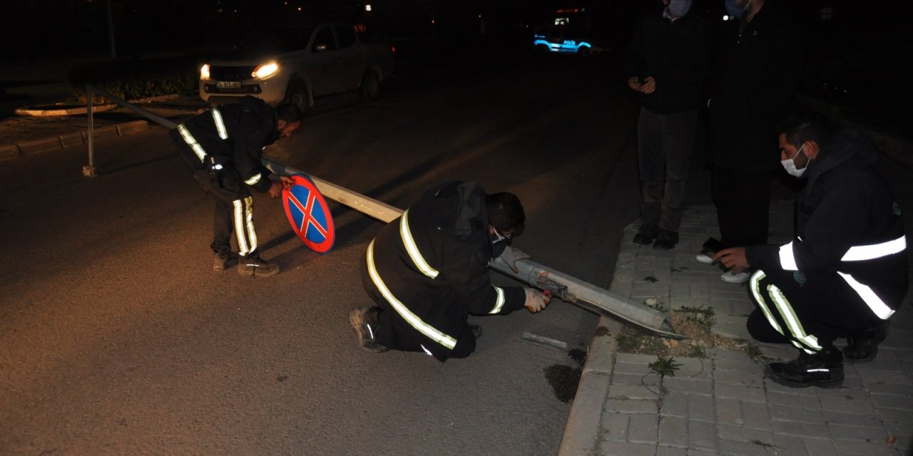 Medaş’a Ait Aydınlatma Direği Sokağa Devrildi