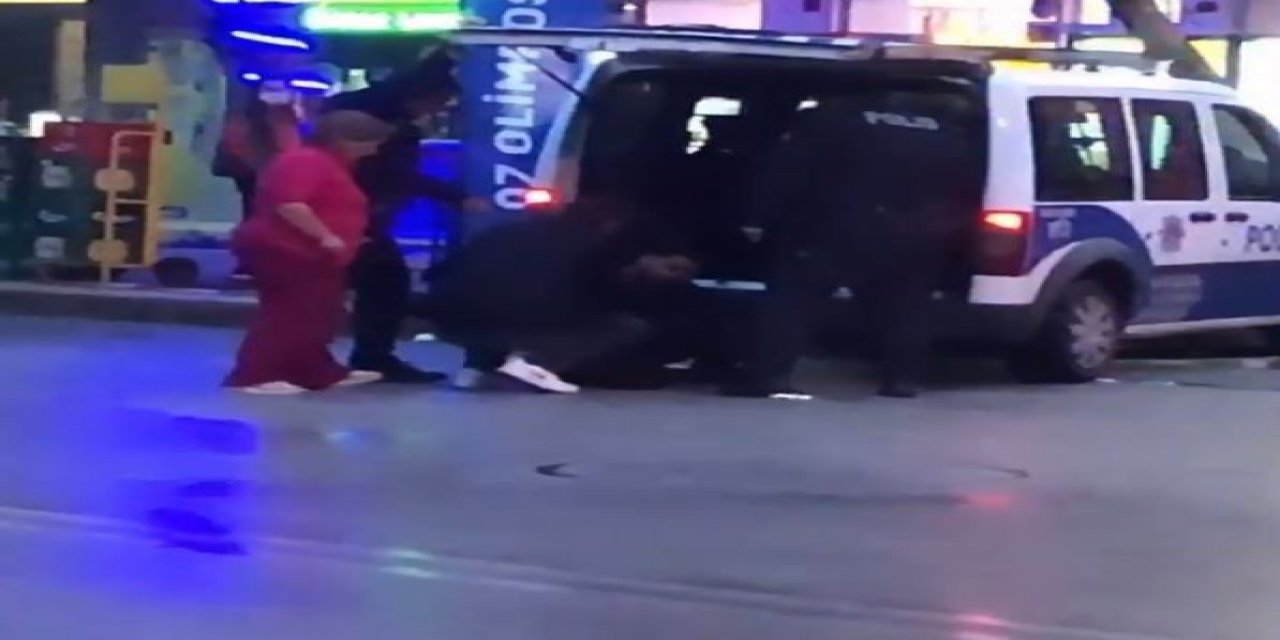 Gözaltına Alınırken ’sen Kimsin Ulan’ Diyerek Polisin Bacak Arasına Tekme Attı