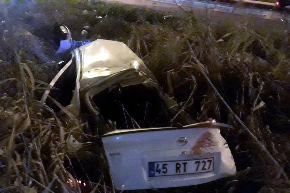Manisa’da otomobil karşı şeride geçip tıra çarptı: 1 ölü