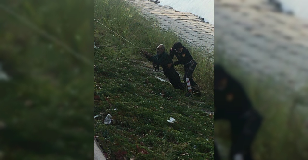 Asi Nehri’ne düşen alkollü adamı itfaiye kurtardı