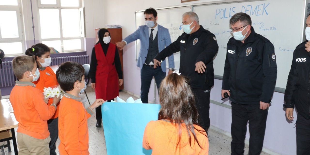 İ̇hbara Giden Polislere Öğrencilerden Sürpriz