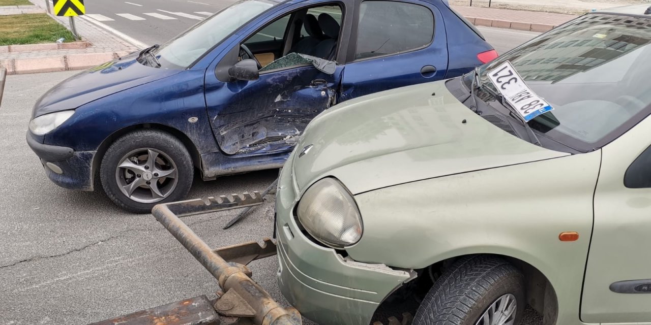 Otomobiller Çarpıştı: 2 Yaralı