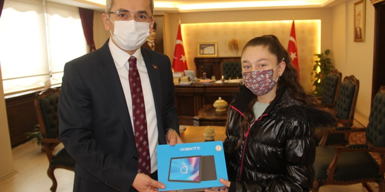 Tosya Kaymakamlığı Tablet Dağıttı