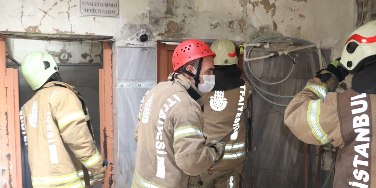 Fatih’te Yaşlı Adam Caminin Lavabosunda Mahsur Kaldı
