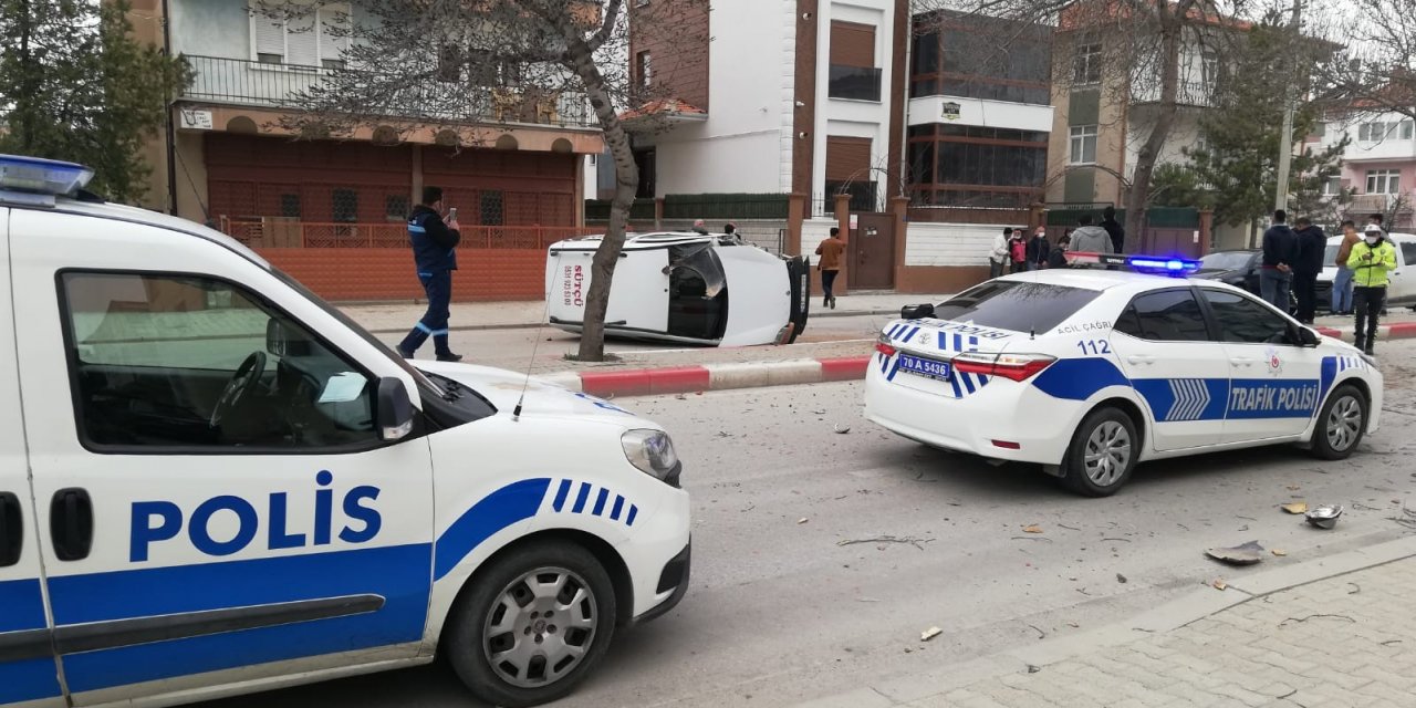 Karaman’da Ağaca Çarptıktan Sonra Tekeri Kopan Hafif Ticari Araç Yan Yattı