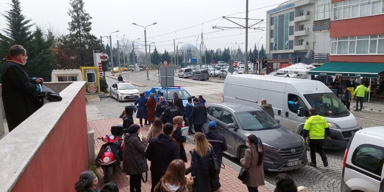 Adliye Önünü Karıştıran Cinsel İstismar Davası